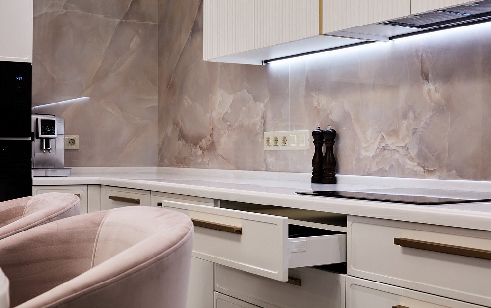 Пудрово-белоснежная П-образная кухня