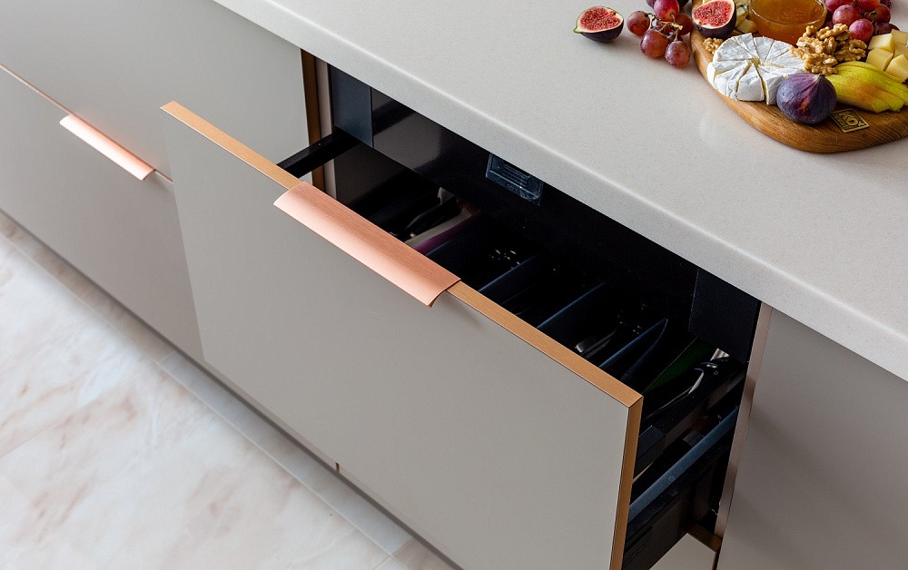 Г-образная кухня с бархатистыми фасадами