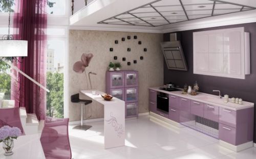 Белая кухня в фиолетовом интерьере