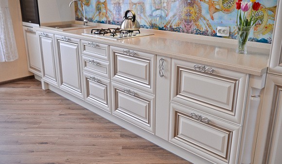 Светлая кухня в Мурманске