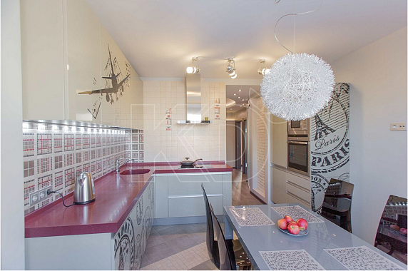 Глянцевая угловая кухня