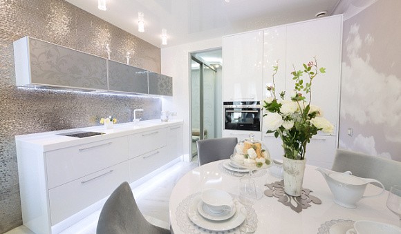 Светлая кухня в Мурманске