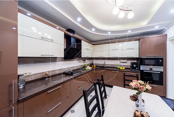 Угловая кухня в коричневых тонах