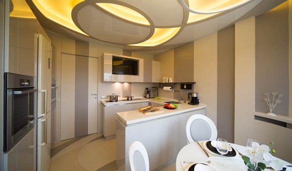 Светлая кухня в Мурманске