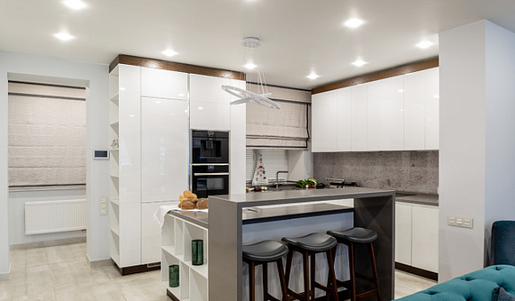 Светлая кухня в Екатеринбурге