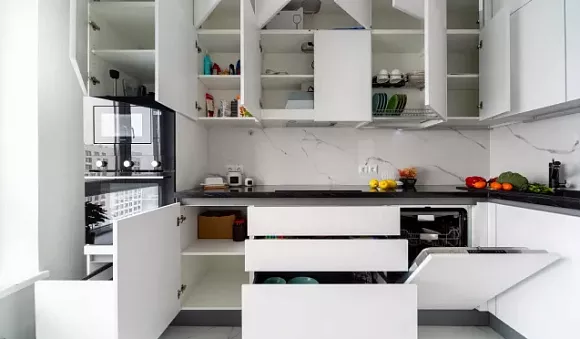 Светлая кухня в Мурманске