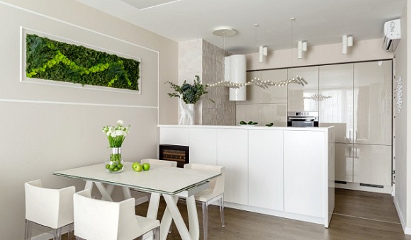 Светлая кухня в Мурманске