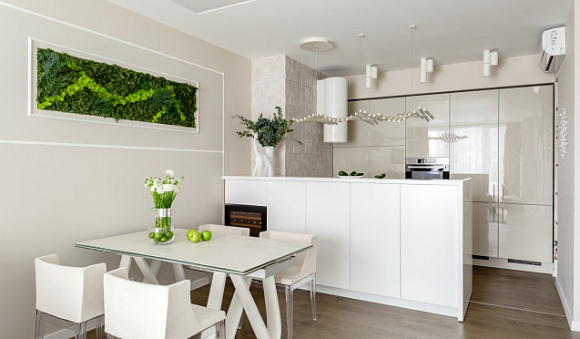 Светлая кухня в Санкт-Петербурге