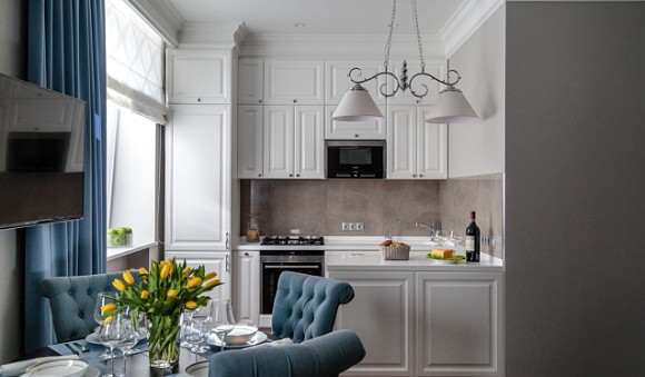 Светлая кухня в Мурманске