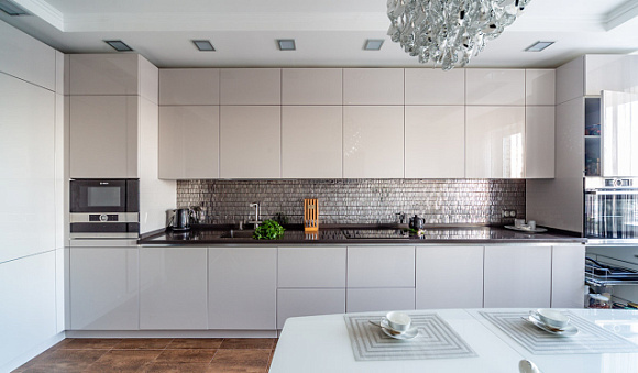 Светлая кухня в Санкт-Петербурге