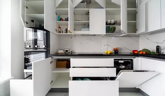 Светлая кухня в Санкт-Петербурге