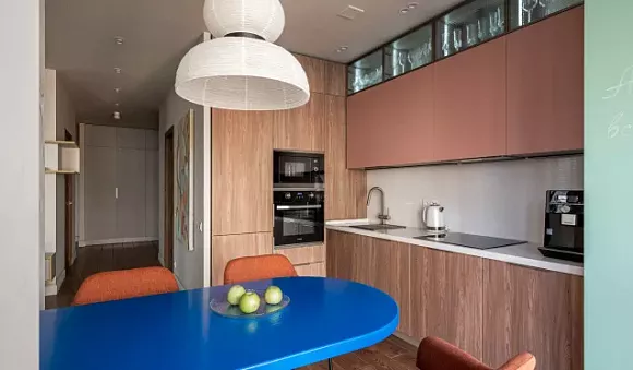 Светлая кухня в Мурманске