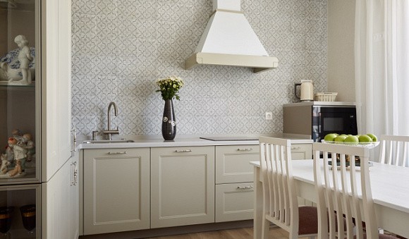 Светлая кухня в Мурманске