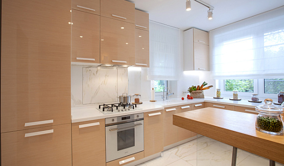 Светлая кухня в Екатеринбурге